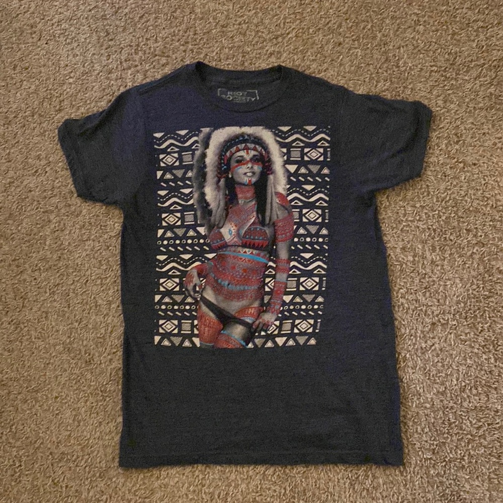 Medium riot society shirt